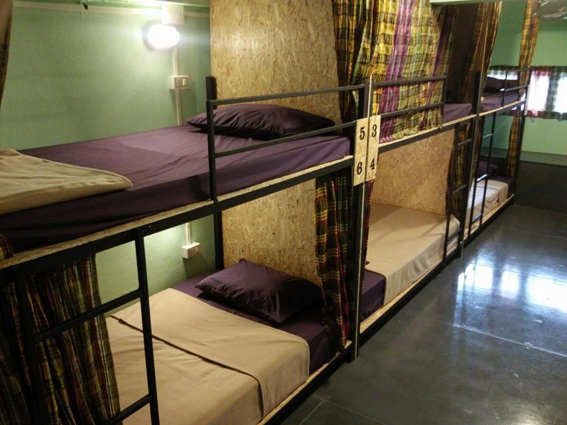 J Giant Hostel *