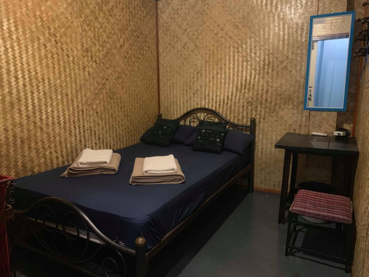 J Giant Hostel